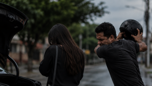 Sigue la violencia en las vías: motorista golpea mujer con casco tras accidente
