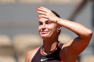 Sabalenka aprovecha ola de calor y avanza con autoridad en Roland Garros