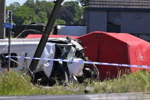 choque-entre-tren-y-autobus-escolar-deja-cuatro-muertos,-incluidos-dos-ninos,-en-belgica