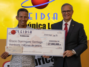 leidsa-entrega-27-millones-a-plomero-ganador-del-loto