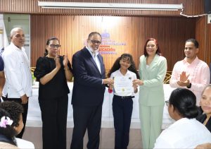 desarrollo-de-la-comunidad-reconoce-estudiantes-participaron-en-concurso-de-cuentos-y-guion-de-cine