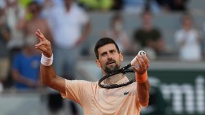 roland-garros:-djokovic-gana-con-hielo-en-la-cabeza-y-ucrania-domina-en-jornada-de-calor-record