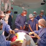 Médicos en España realizan histórica cirugía fetal para corregir malformación congénita en bebé