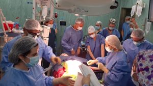 Médicos en España realizan histórica cirugía fetal para corregir malformación congénita en bebé