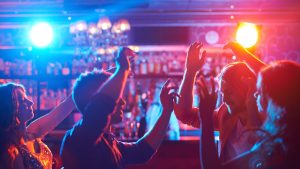 Bares y restaurantes ya podrán permitir baile sin licencia especial en Nueva York