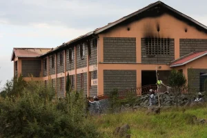 ocho-estudiantes-son-detenidas-por-incendio-en-internado-de-kenia-que-dejo-16-ninas-muertas