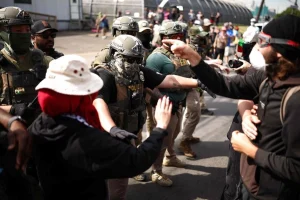manifestantes-chocan-con-agentes-del-ice-frente-a-centro-de-detencion-en-nueva-jersey