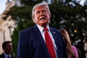 Trump vuelve a criticar al papa por Irán y llama «inútil» al alcalde de Chicago