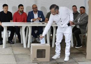 petro-vota-y-defiende-la-democracia-en-elecciones-presidenciales