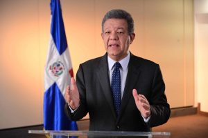 Leonel honra a las madres y recuerda a Yolanda Reyna