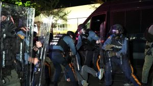 Toque de queda en Newark tras disturbios en centro de inmigrantes