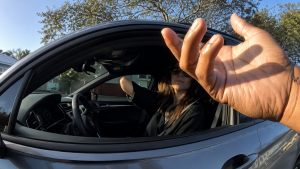 agente-detiene-a-mujer-por-usar-el-celular-mientras-conducia,-pese-a-que-le-falta-la-mano-derecha