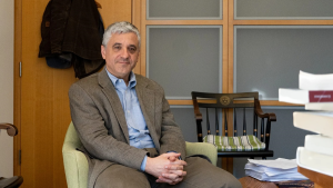 visita-de-levitsky:-un-analisis-sobre-democracia-y-populismo-en-la