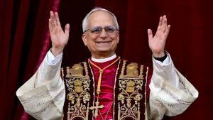 leon-xiv-pide-por-la-paz-en-un-rosario-celebrado-en-los-jardines-vaticanos