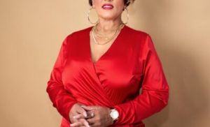 ivon-g.-espinosa-es-honrada-en-los-premios-la-picardia-urbana-por-sus-aportes-a-la-musica-latina