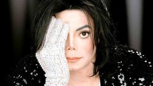 guante-de-michael-jackson-alcanza-113,737-euros-en-subasta-en-paris