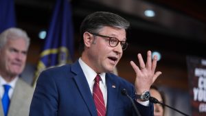 Republicanos y demócratas se unen en la Cámara Baja para frenar la guerra de Trump contra Irán