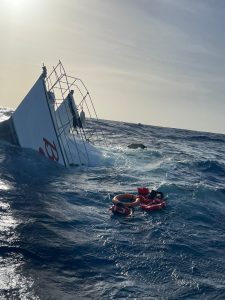 Armada rescata a dos personas tras naufragio desde Turcas y Caicos 