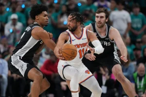 jalen-brunson-el-heroe:-knicks-vencen-a-los-spurs-en-el-juego-1-de-las-finales-nba