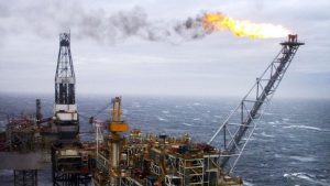 Petróleo de Texas sube 2.4 % por tensión entre Estados Unidos e Irán