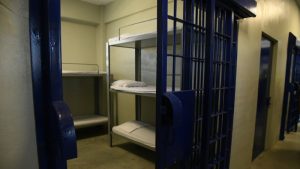 Sorprenden mujer intentando introcudir droga en cárcel Las Parras y reclusos arman escándalo