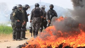 Suben a seis los policías heridos, cuatro por disparos, en desbloqueo de vías en Bolivia