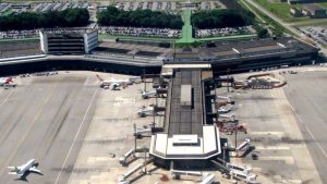 Aeropuertos al límite: la congestión aérea amenaza la conectividad de América Latina, según IATA