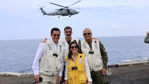 Delegación dominicana realiza recorrido en un portaaviones estadounidense