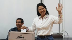 Keiko mantiene su ventaja sobre Sánchez al llegar al 25 % del escrutinio en Perú