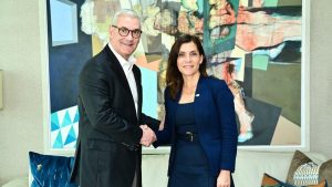 Embajadora de EEUU visita a Gonzalo Castillo, tras descargo juicio de fondo
