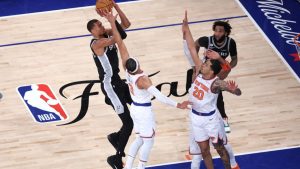wembanyama-y-los-spurs-se-resisten-y-triunfan-en-el-madison-ante-los-knicks