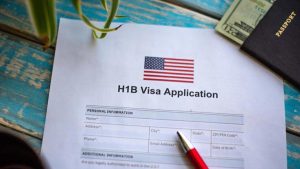 visa-h-1b:-que-es-y-por-que-un-tribunal-anulo-la-tarifa-de-100,000-dolares-impuesta-por-trump