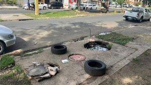 Alcantarillas sin tapa: las trampas invisibles de una ciudad en emergencia vial