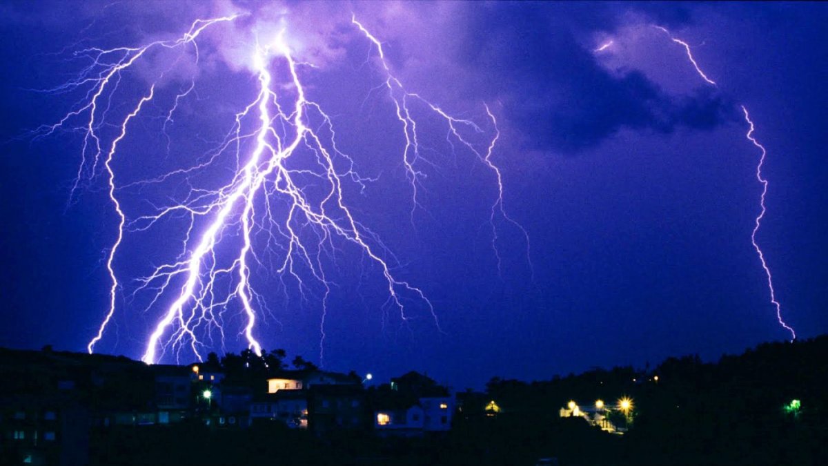 Aguaceros y tormentas eléctricas ocurrirán en 12 provincias por vaguada y onda tropical