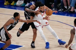 Knicks remontan 29 ante los Spurs y quedan a un triunfo del título