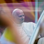 El papa visita el «muelle de la vergüenza» en Canarias, donde los migrantes durmieron en miseria