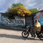 El pueblo que volvió sus casas de madera y salitre en lienzos de arte de realismo social cotidiano