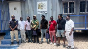 Ocho haitianos investigados por presuntos vínculos delictivos son entregados a la Policía de Haití