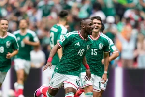 Abrió la Copa MUndial:  México pega primero en un estreno con tres rojas