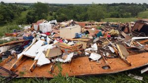 Tornados siembran el caos en Chicago: casas derrumbadas, vuelos cancelados y apagones masivos