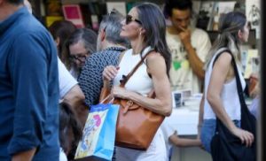 la-reina-letizia-sorprende-con-una-visita-cercana-a-la-feria-del-libro-de-madrid