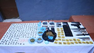 Policía se tira de sorpresa en barrios de la capital: encuentra armas, marihuana, cocaína y crack