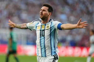 Messi iguala el récord masculino de goles en Copas del Mundo con un triplete y Argentina vence a Argelia