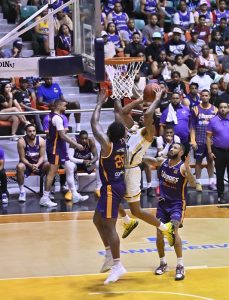 Héroes vencen a Metros con final dramático y polémico