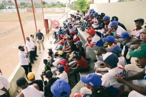Comisionado de Béisbol impacta a más de 100 niños en San Juan