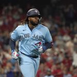 Guerrero la sacó, Brazobán ganó: Tropiezos de Cerveceros, Yankees y Cardenales impactan MLB