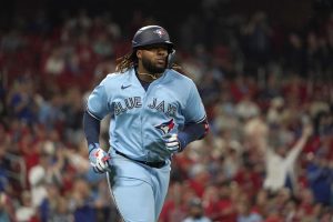 Guerrero la sacó, Brazobán ganó: Tropiezos de Cerveceros, Yankees y Cardenales impactan MLB
