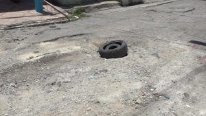 “Hoyos y más hoyos” en Villa Duarte: comunitarios denuncian calle deteriorada y peligro constante