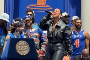 alicia-keys-cierra-celebracion-del-titulo-de-los-knicks-con-interpretacion-de-“empire-state-of-mind”