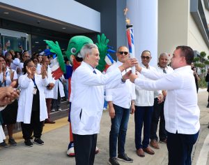 sns-recibe-antorcha-de-santo-domingo-2026-y-garantiza-asistencia-medica-gratuita